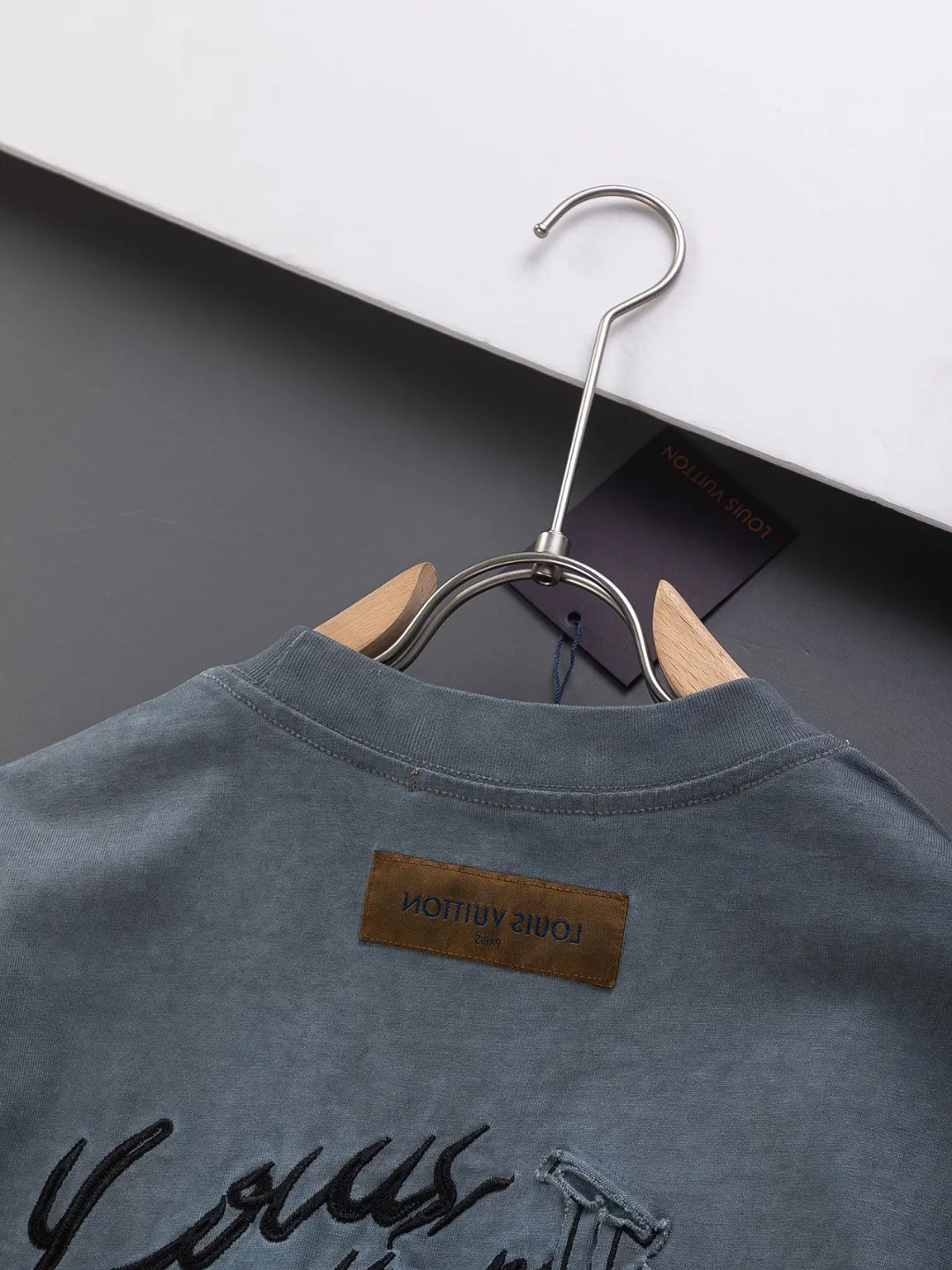 🅿️250 Louis Vuitton 1V Lvjia slightly wide version S-Xl LV 25ss new product counters are on the shelves at the same time. Multiple craftsmanship, chest cut letter patch, back panel cut clover ☘️ patch, letter signature style, one-piece design 🪡 Embroidered round neck short-sleeved T-shirt, same style for men and women! Synchronized with the official website, pure cotton fabrics at the counter! It is close to the skin and comfortable, durable and easy to wear. It has a classic and simple logo design and meticulous original craftsmanship. Short-sleeves, a must-have item for men, do not appear to be the same for the general public, but must be unique and eye-catching. This LV short-sleeve is all about quality, comfort, the same shape and fashion as always, including fabrics and cutting techniques. All of them have been made with great effort! 320 grams of washed pure cotton fabric, pure cotton is breathable, very refreshing and comfortable for daily wear. The rib knitting on the neckline is smooth and tight, and the neckline will not be skewed if you toss it at will. The loose version, you will find that it looks really good on the upper body. The overall is minimalist and neat, super versatile for daily use! Pair it casually with a pair of pants for a youthful look. A T-shirt will make your outfit crazy. It is a fashionable item that can never go wrong! Color: dark gray light blue, Size: S-XL Size chart: S: Shoulder width 50-Bust 54-Length 70 M: Shoulder width 52-Bust 56.5-Length 72 L: Shoulder width 54-Bust 59-Length 74 XL: Shoulder width 56-Bust 61.5-Length 76